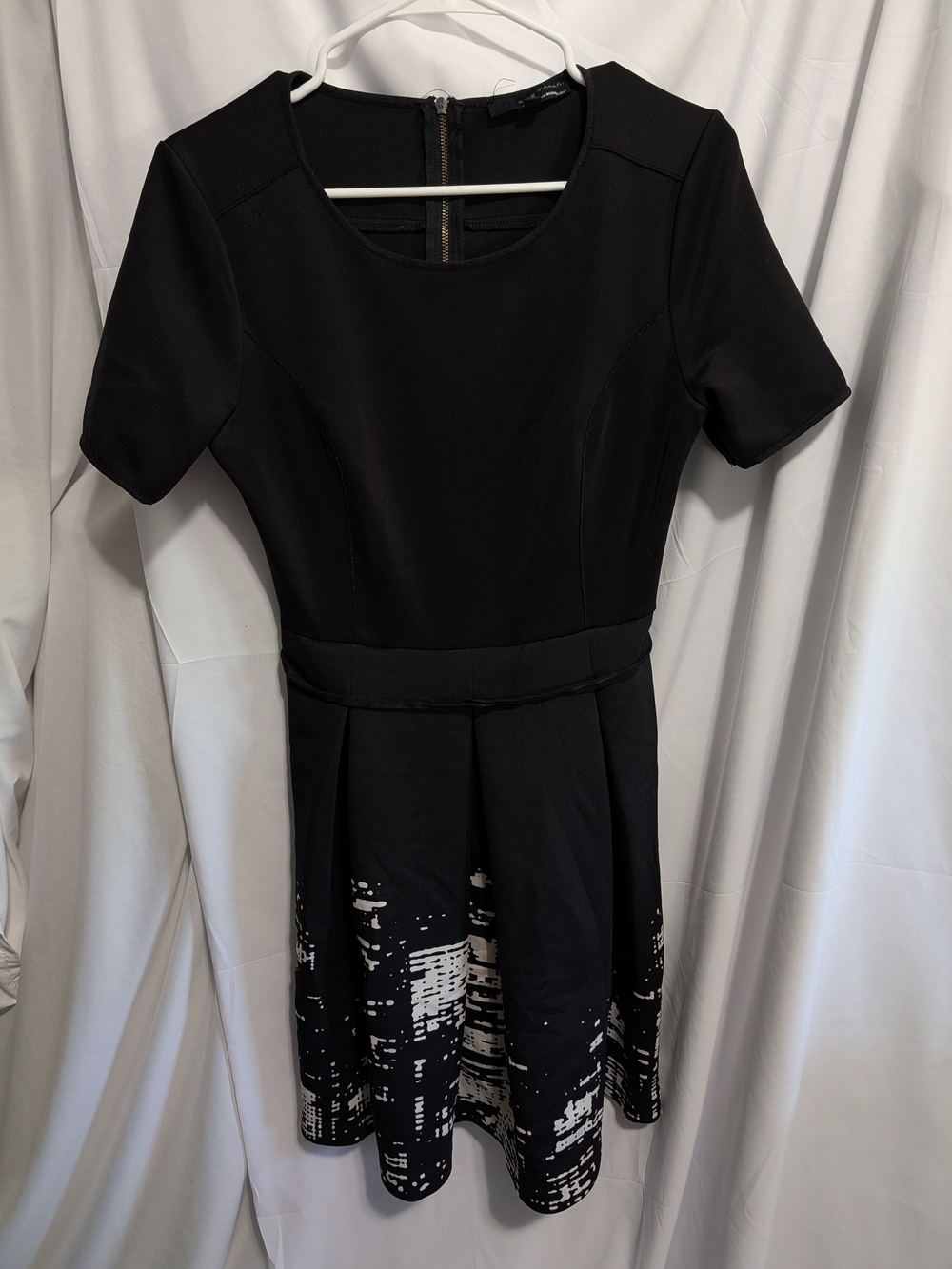 Elie Tahari Black Short-Sleeve Fit-and-Flare Dress with White Graphic Hem